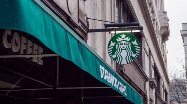 Mit Howard Schultz wieder im Chefsessel steht der Starbucks-Kette eine 180-Grad-Strategiewende ins Haus.