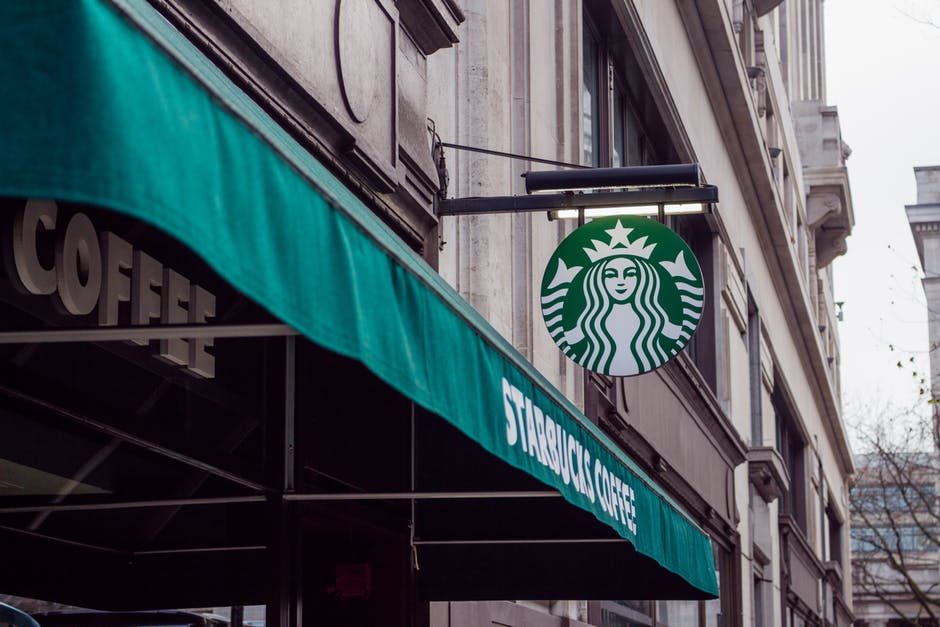 Mit Howard Schultz wieder im Chefsessel steht der Starbucks-Kette eine 180-Grad-Strategiewende ins Haus.