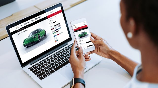 Porsche-Kundin beim Online-Shopping