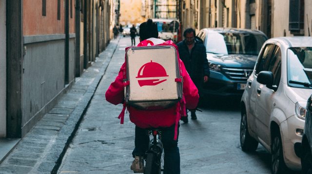 Nicht nur mit Tochter Foodora (siehe: Foto) startet Delivery Hero durch. Das Jungunternehmen wird jetzt auch zum Wagniskapitalgeber.