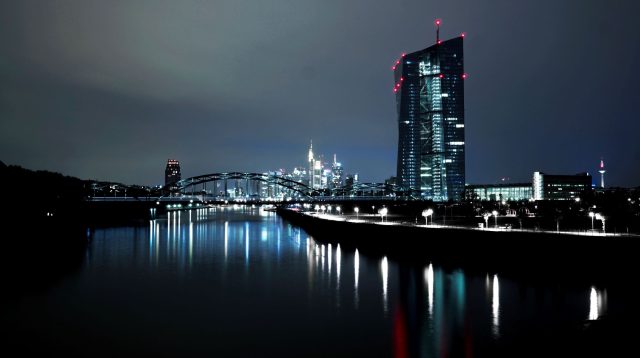 EZB-Zentrale in Frankfurt am Main bei Nacht