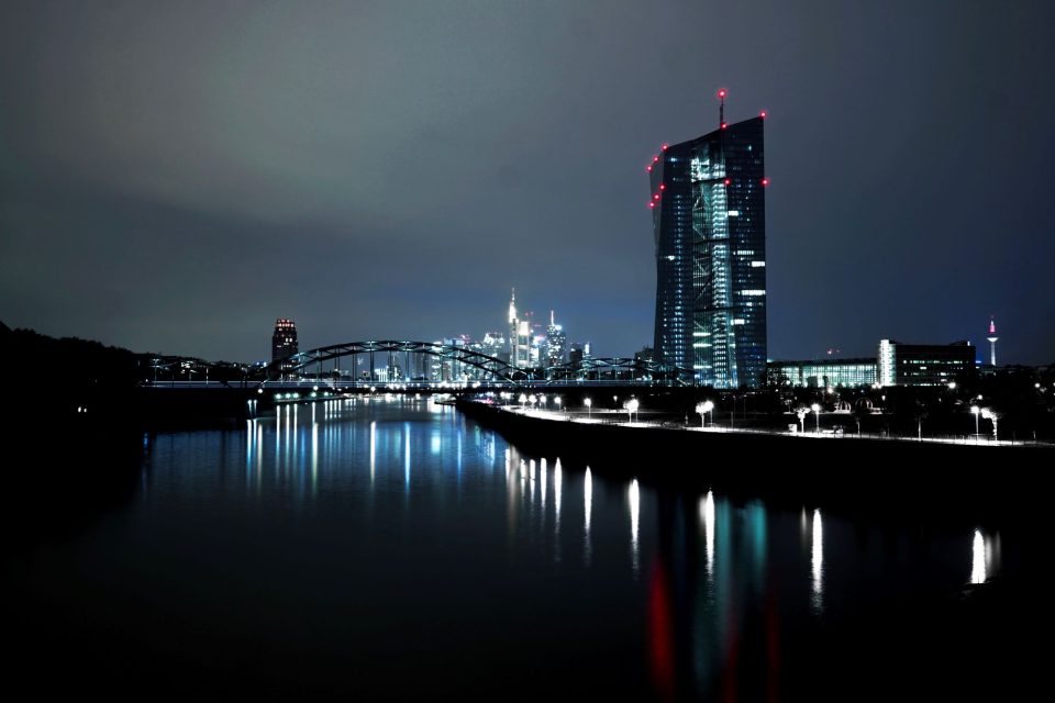 EZB-Zentrale in Frankfurt am Main bei Nacht