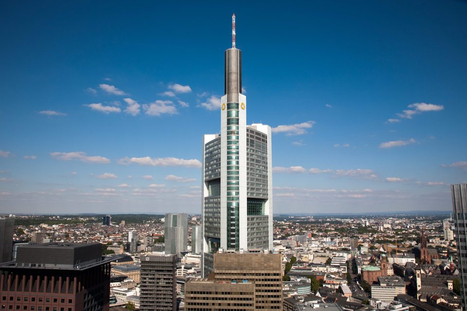 Die Commerzbank-Zentrale in Frankfurt am Main, Deutschland