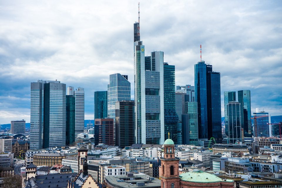 Frankfurter Skyline mit der Deutschen Bank und der Commerzbank