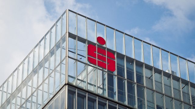 Sparkassen-Logo an einem Gebäude