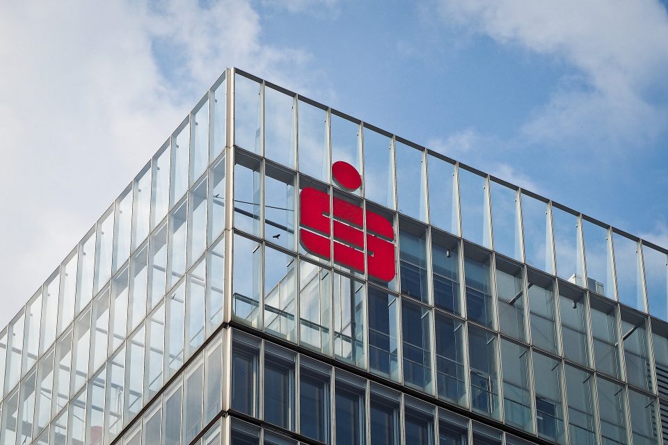 Sparkassen-Logo an einem Gebäude