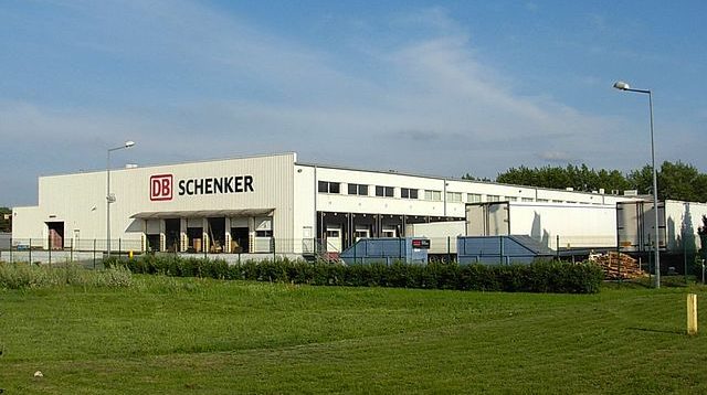 Außenansicht von einem DB Schenker Logistiklager