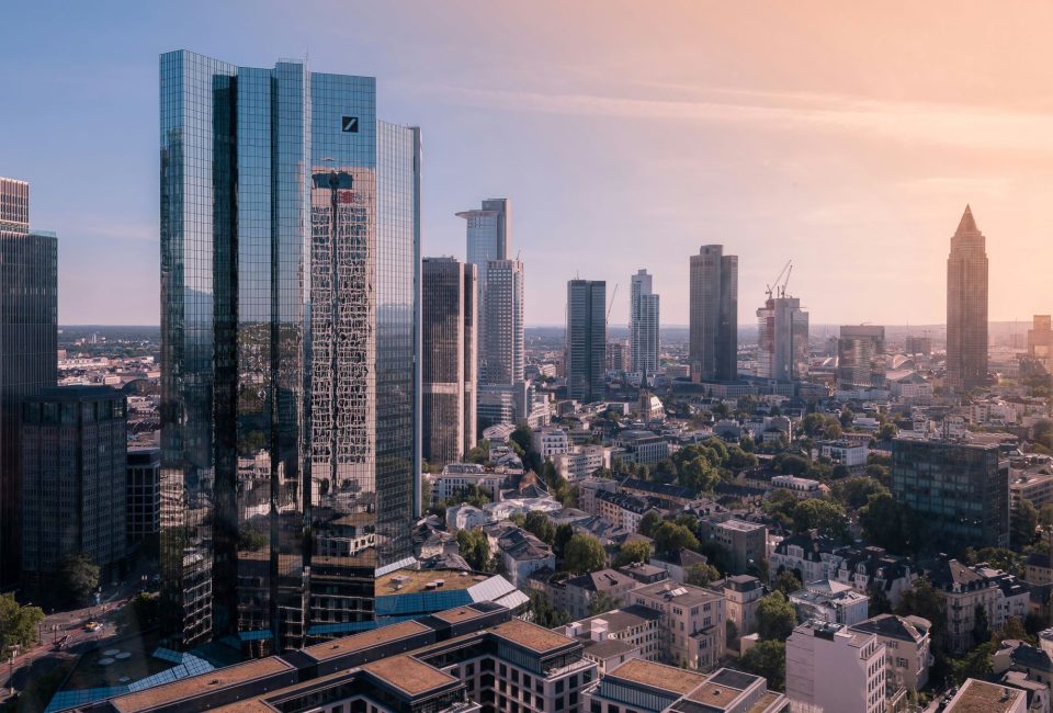 Bild der Frankfurter Skyline bei Sonnenuntergang