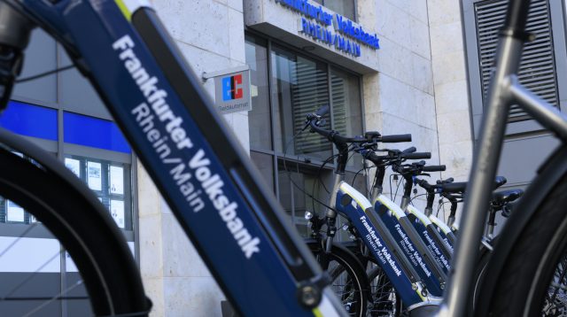 Fährräder vor einer Filiale der Frankfurter Volksbank Rhein/Main