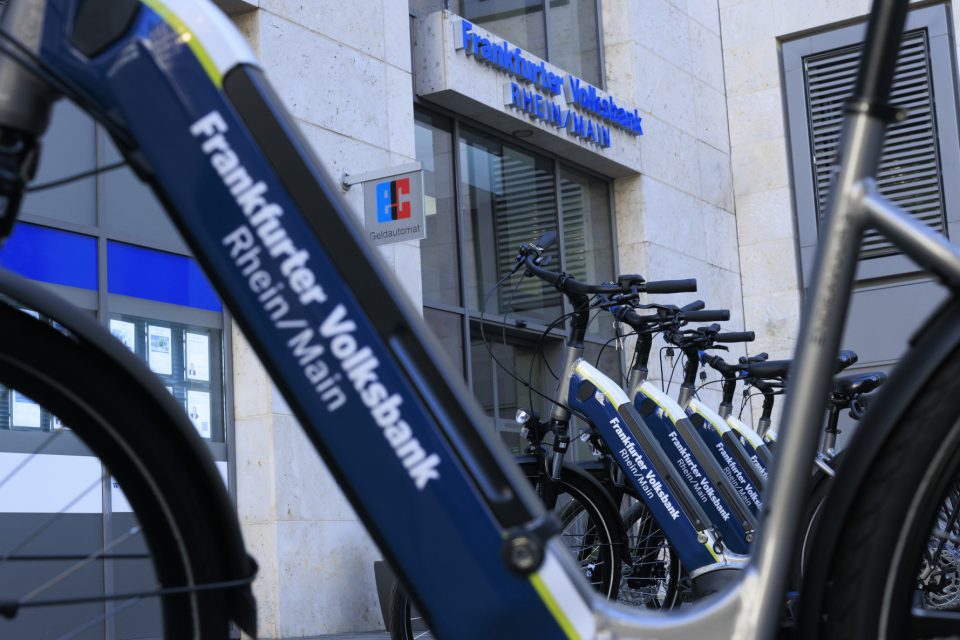 Fährräder vor einer Filiale der Frankfurter Volksbank Rhein/Main