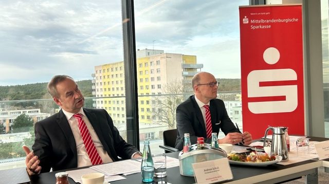 (v.l.) Andreas Schulz, Vorstandsvorsitzender, und Robert Heiduck, Pressesprecher der Mittelbrandenburgischen Sparkasse