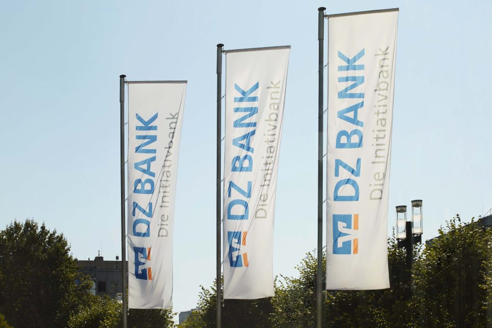 DZ Bank Fahnen am Hauptsitz in Frankfurt am Main