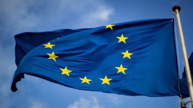 Die EU-Flagge, welche im Wind weht