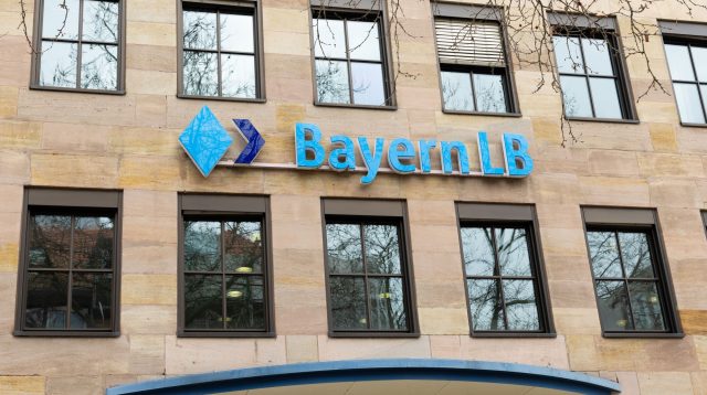 Schriftzug der BayernLB an einem Gebäude