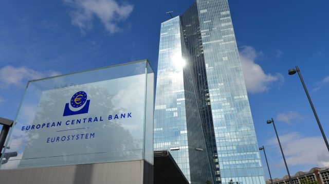 Schild am Eingang der Europäischen Zentralbank in Frankfurt am Main