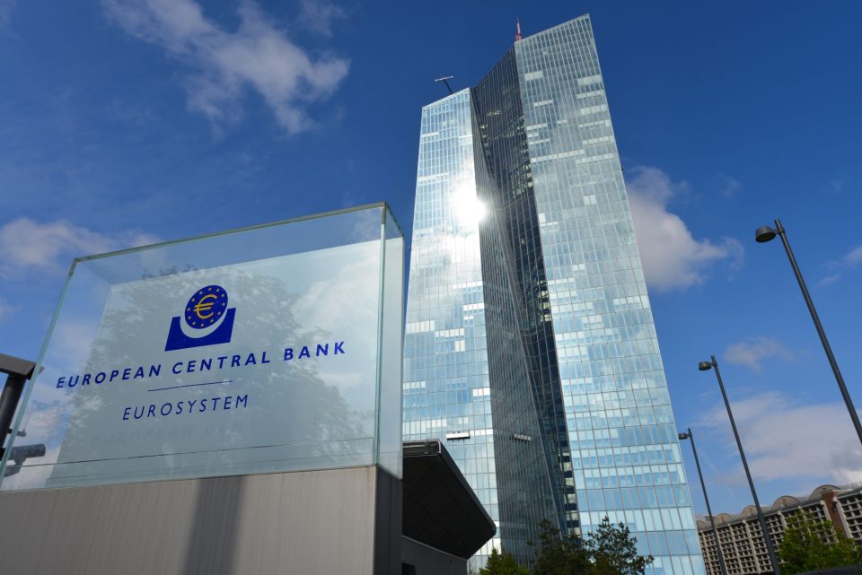 Schild am Eingang der Europäischen Zentralbank in Frankfurt am Main