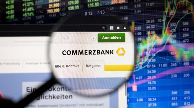 Sicht durch eine Lupe auf die Commerzbank Webseite