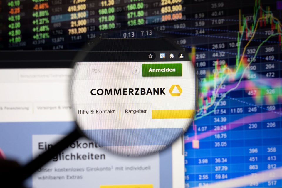 Sicht durch eine Lupe auf die Commerzbank Website