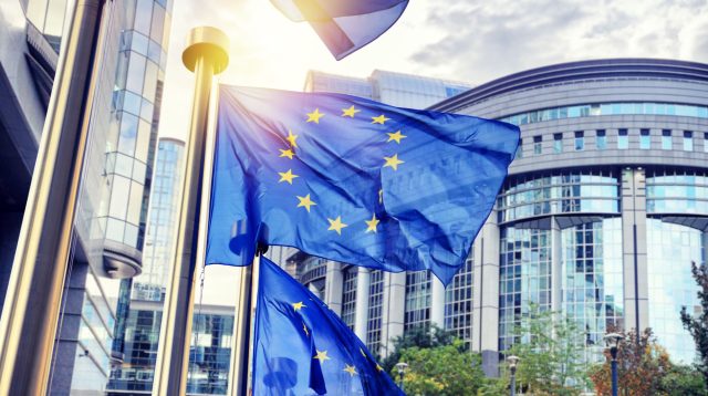 Europäische Flagge vor dem EU Parlament in Brüssel