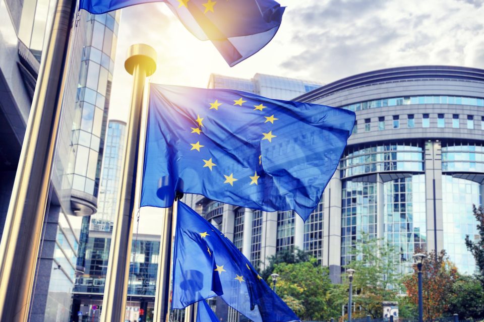 Europäische Flagge vor dem EU Parlament in Brüssel