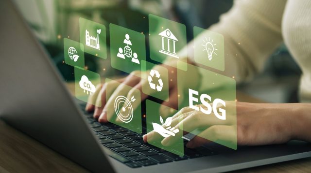 ESG bezogene Logos vor einem Laptop