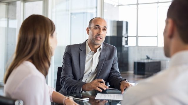 Ein Finanzberater mit Kunden