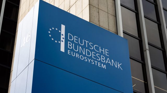 Das Schild der Deutschen Bundesbank vor dem Bürogebäude in Frankfurt am Main, Deutschland