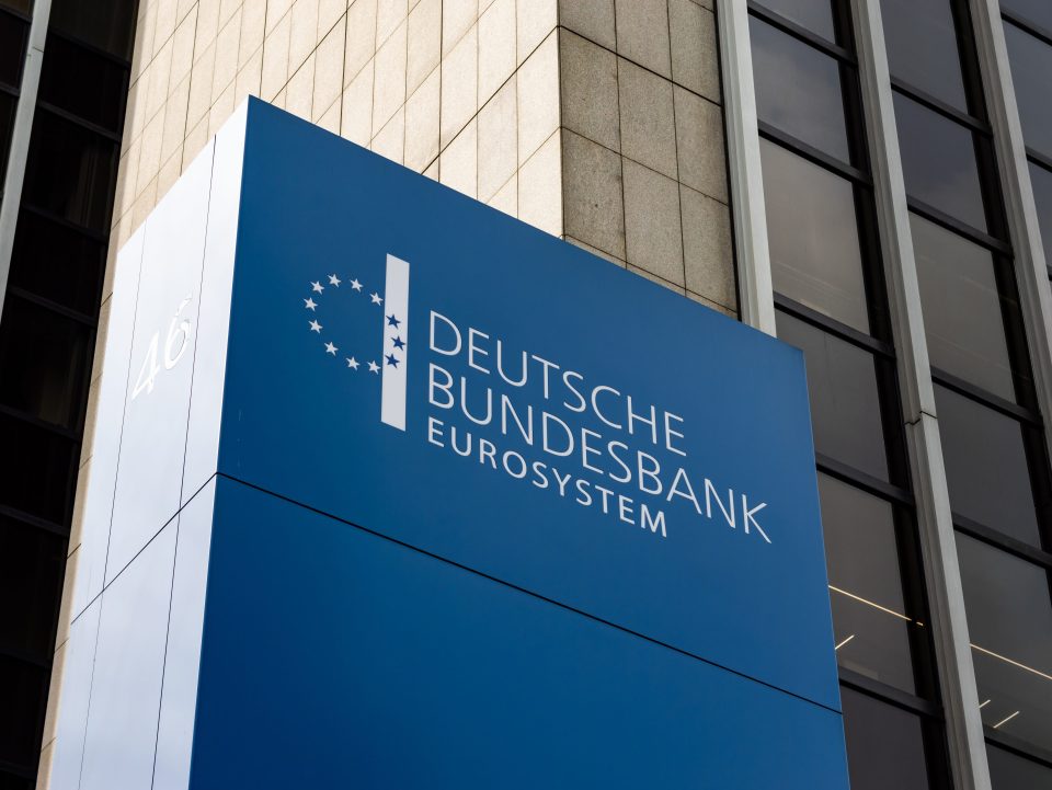 Das Schild der Deutschen Bundesbank vor dem Bürogebäude in Frankfurt am Main, Deutschland