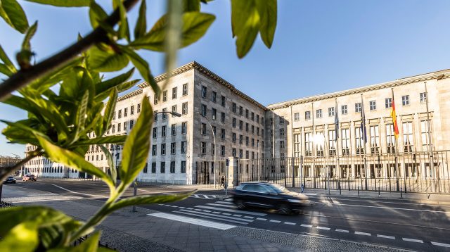 Das Detlev-Rohwedder-Haus, Hauptsitz des Bundesministeriums der Finanzen in Berlin, Deutschland