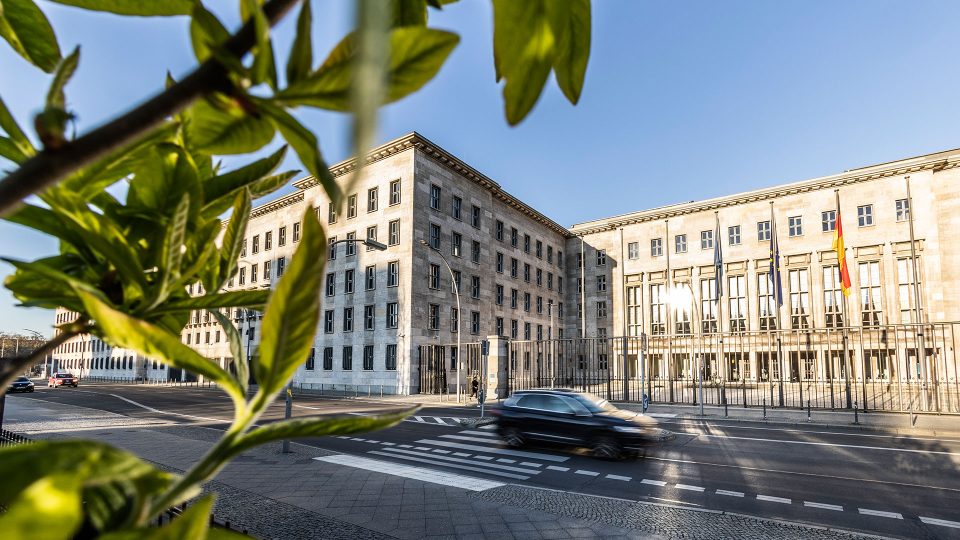 Das Detlev-Rohwedder-Haus, Hauptsitz des Bundesministeriums der Finanzen in Berlin, Deutschland