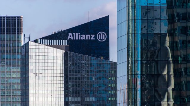 Außenansicht der Spitze des Allianz Towers, dem französischen Hauptsitz des Versicherungsunternehmens Allianz im Geschäftsviertel Paris La Défense, Frankreich