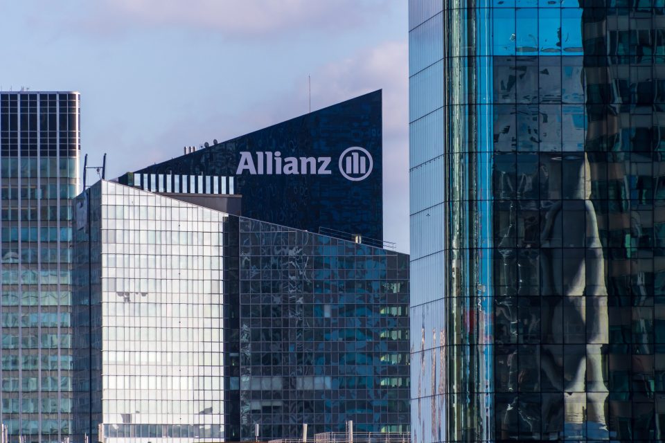 Außenansicht der Spitze des Allianz Towers, dem französischen Hauptsitz des Versicherungsunternehmens Allianz im Geschäftsviertel Paris La Défense, Frankreich