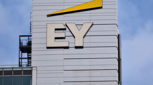 Das Ernst & Young Logo an einem Gebäude