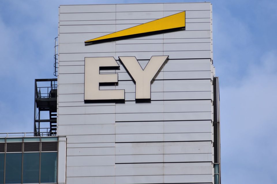 Das Ernst & Young Logo an einem Gebäude