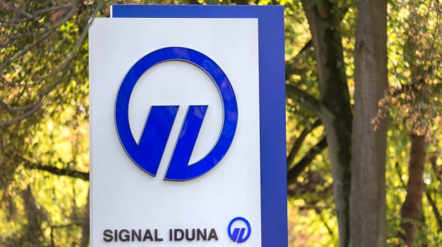 Signal Iduna Schriftzug mit Logo