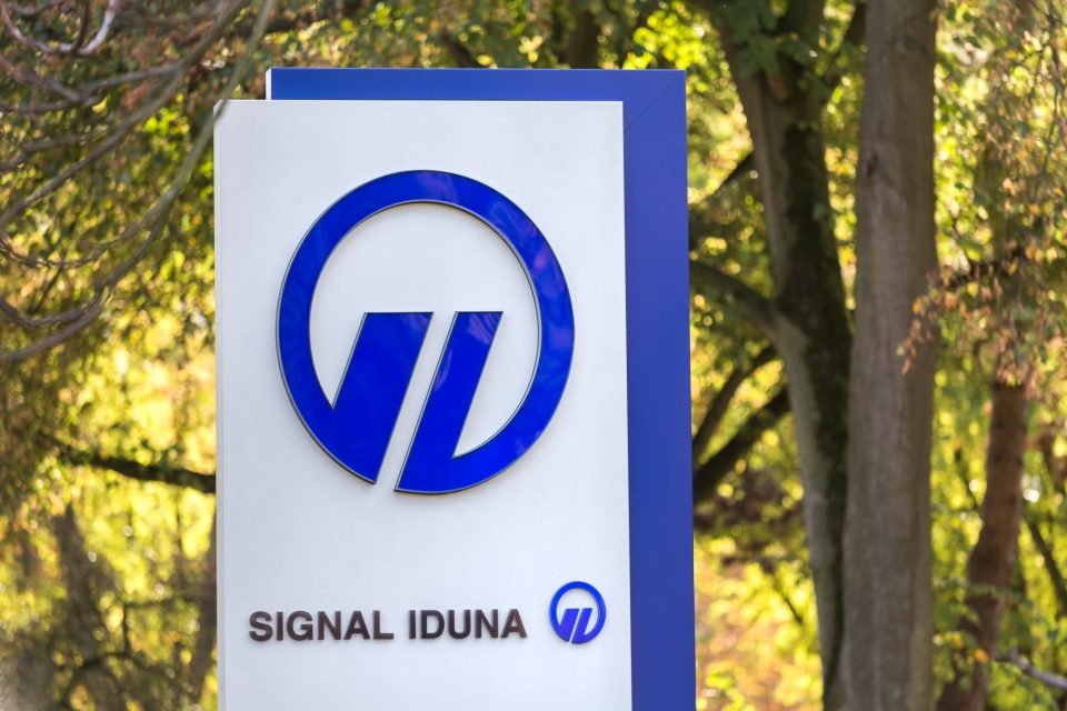 Signal Iduna Schriftzug mit Logo