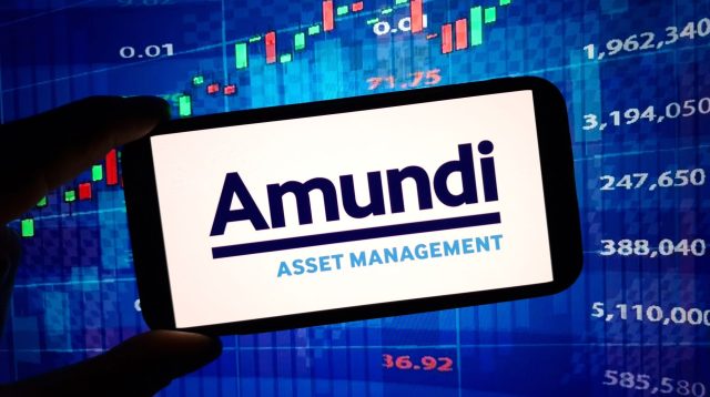 Der Amundi Asset Management Schriftzug auf einem Smartphone