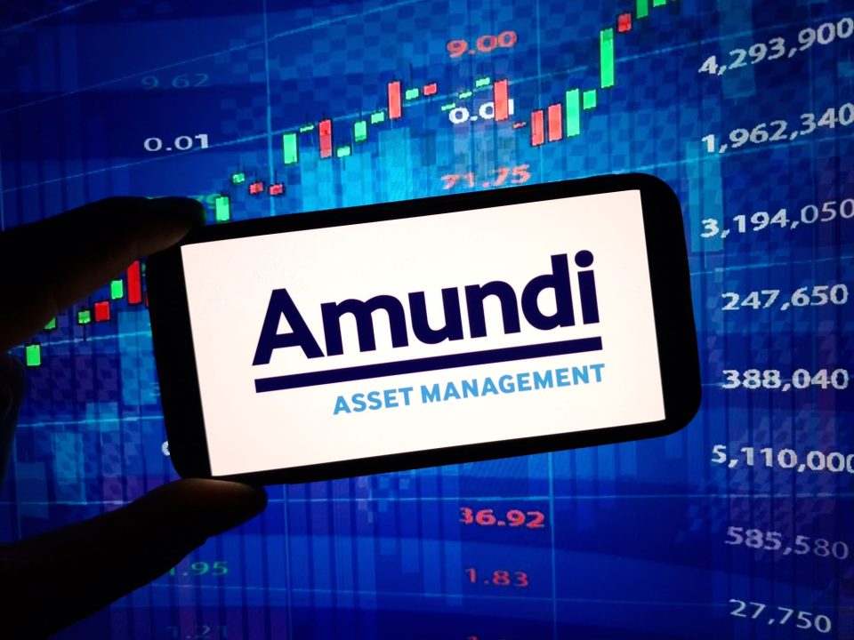 Der Amundi Asset Management Schriftzug auf einem Smartphone