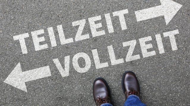 Eine Person, die zwischen Teilzeit oder Vollzeit steht