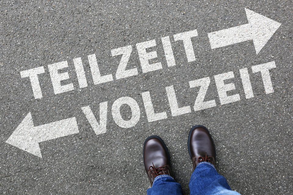 Eine Person, die zwischen Teilzeit oder Vollzeit steht