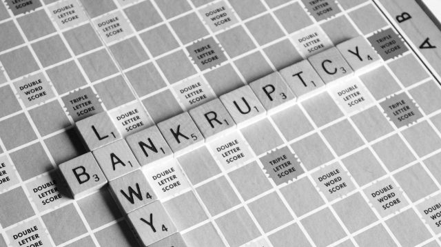 Ein Wortspiel, welches das Wort "BANKRUPTCY" zeigt, zu deutsch "Bankrott"