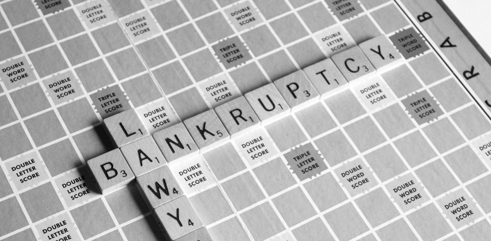 Ein Wortspiel, welches das Wort "BANKRUPTCY" zeigt, zu deutsch "Bankrott"