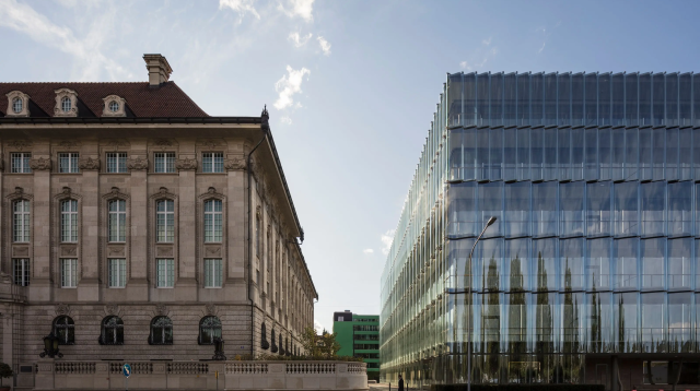 Das Gebäude der Swiss Re in Zürich, Schweiz