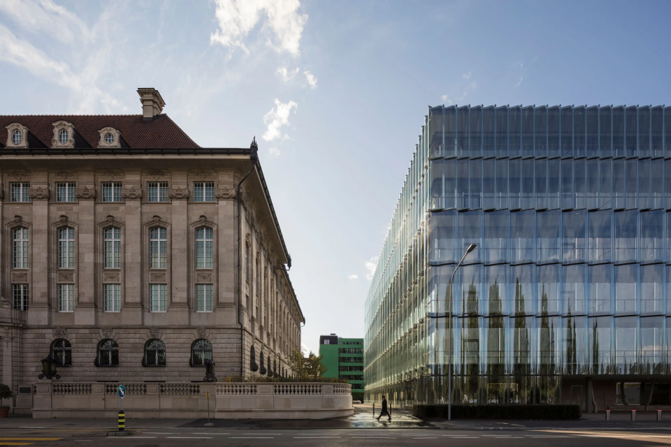 Das Gebäude der Swiss Re in Zürich, Schweiz