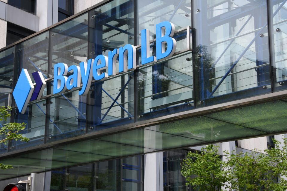 BayernLB Logo am Eingang der Zentrale in München, Deutschland