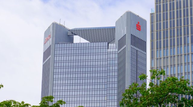 Deka Investment und Sparkasse im Finanzdistrikt von Frankfurt am Main