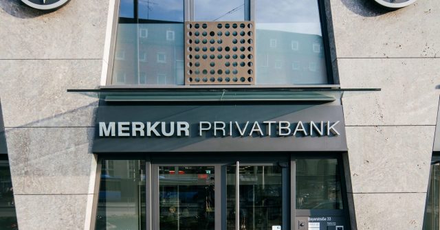 Der Eingang der Merkur Privatbank in München, Deutschland