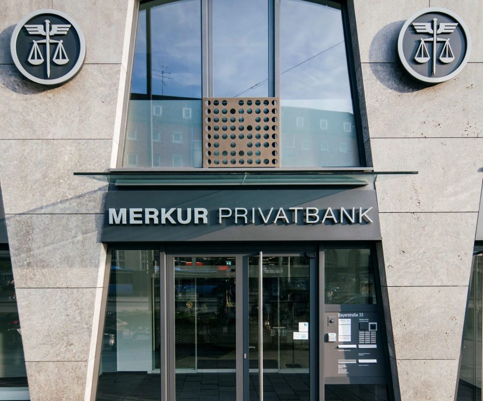 Der Eingang der Merkur Privatbank in München, Deutschland