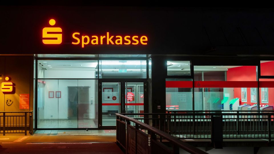 Eine Filiale der Sparkasse bei Nacht