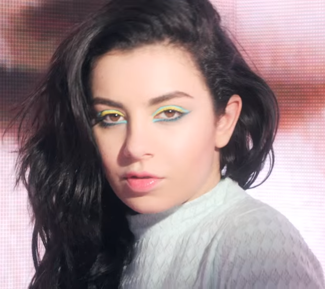 Charli XCX, eine britische DJane, Musikproduzentin und Sängerin